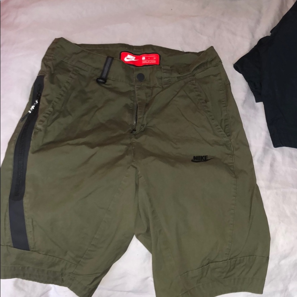 Men’s Nike 28 green shorts